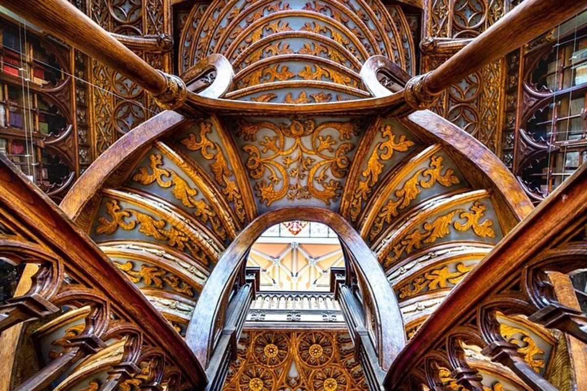 uma vista aérea de um edifício com um teto ornamentado