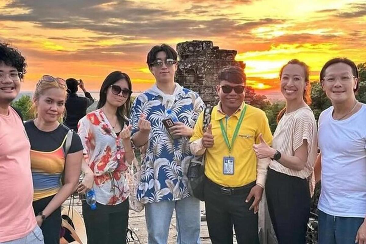un gruppo di persone in posa per una foto davanti a una rovina