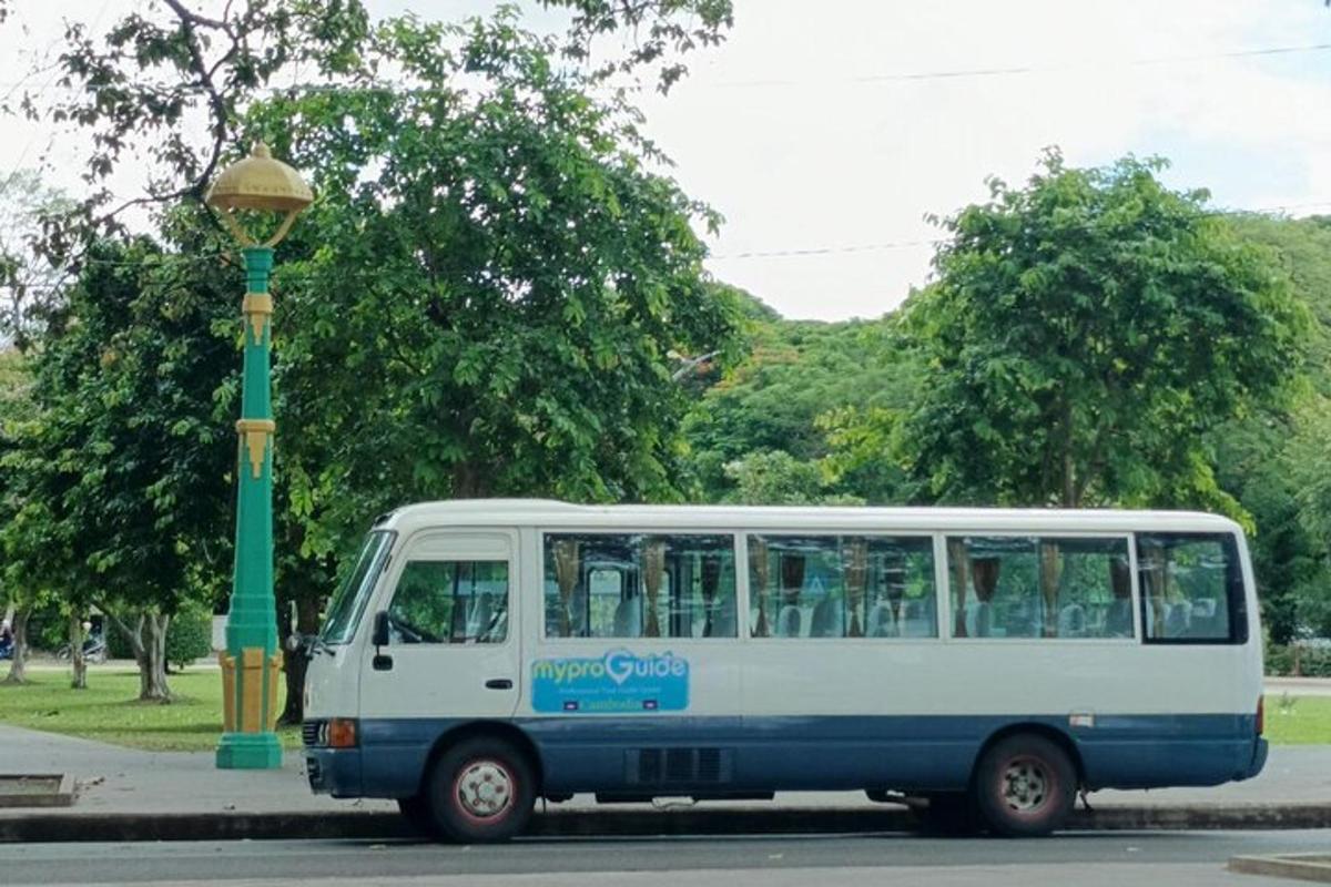 modro-bel avtobus parkiran poleg ulične svetilke