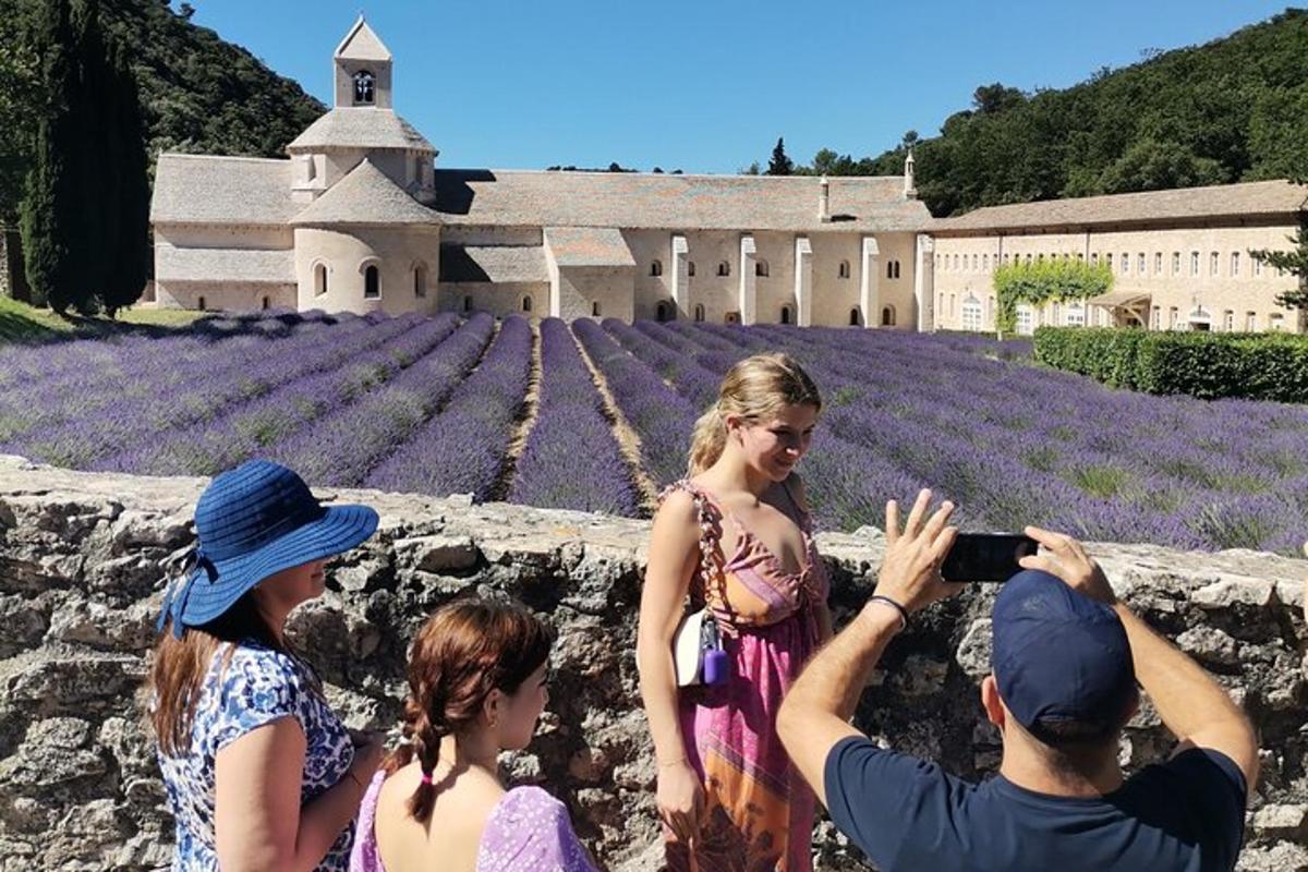 Un hombre tomando una fotografía de un grupo de chicas frente a un castillo.