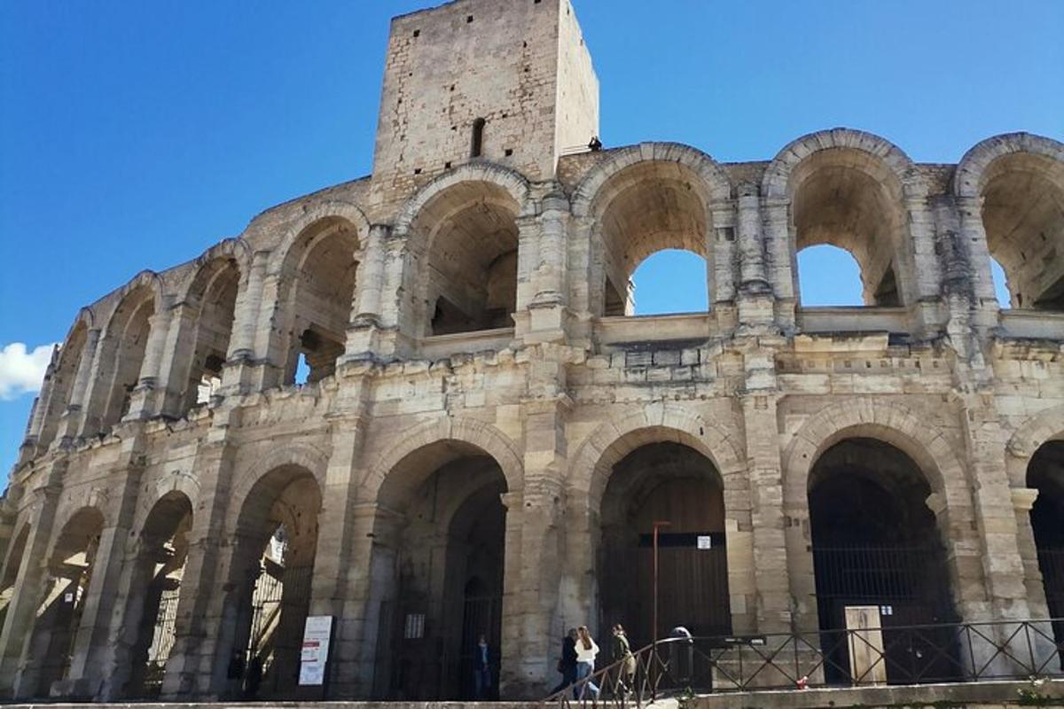 ένα μεγάλο αμφιθέατρο με κόσμο να περπατάει μπροστά του