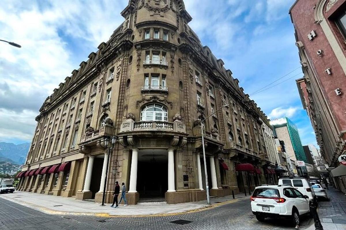 城市街道上的一栋大楼，前面停着汽车