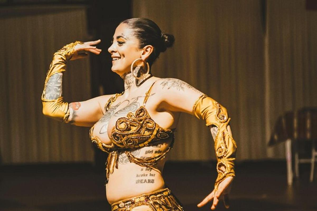 una donna che esegue una danza in uno spettacolo