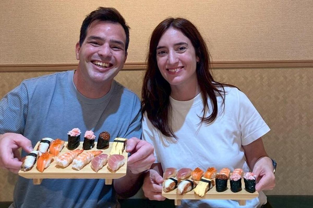 um homem e uma mulher segurando dois pratos de doces