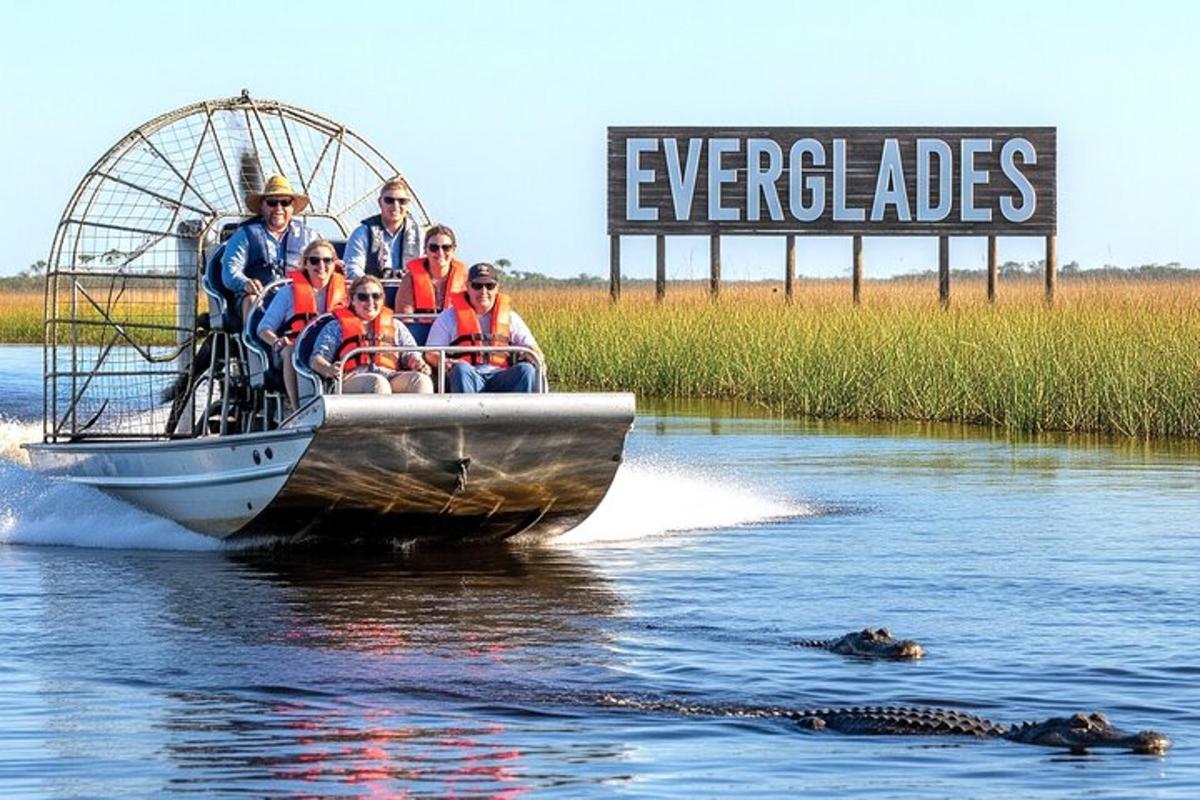 hópur fólks á bát í vatninu