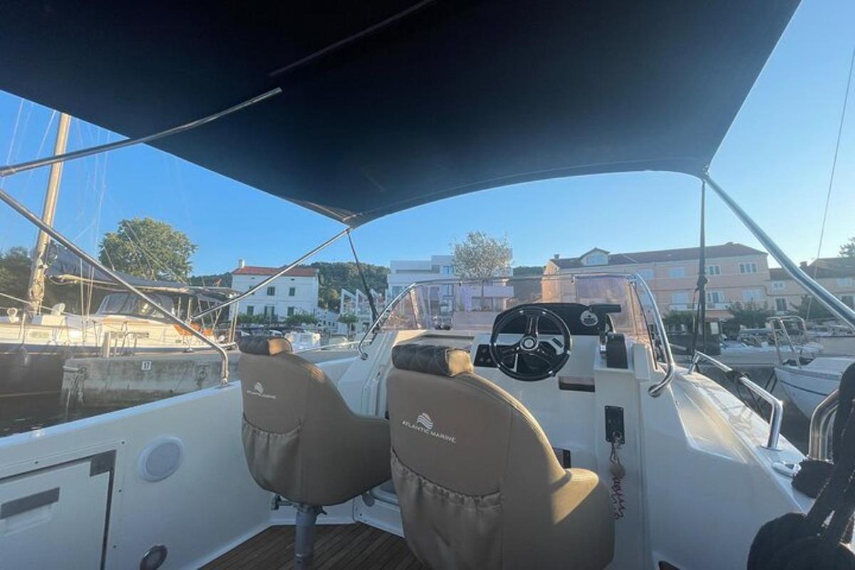 un barco con asientos en la cubierta de un barco