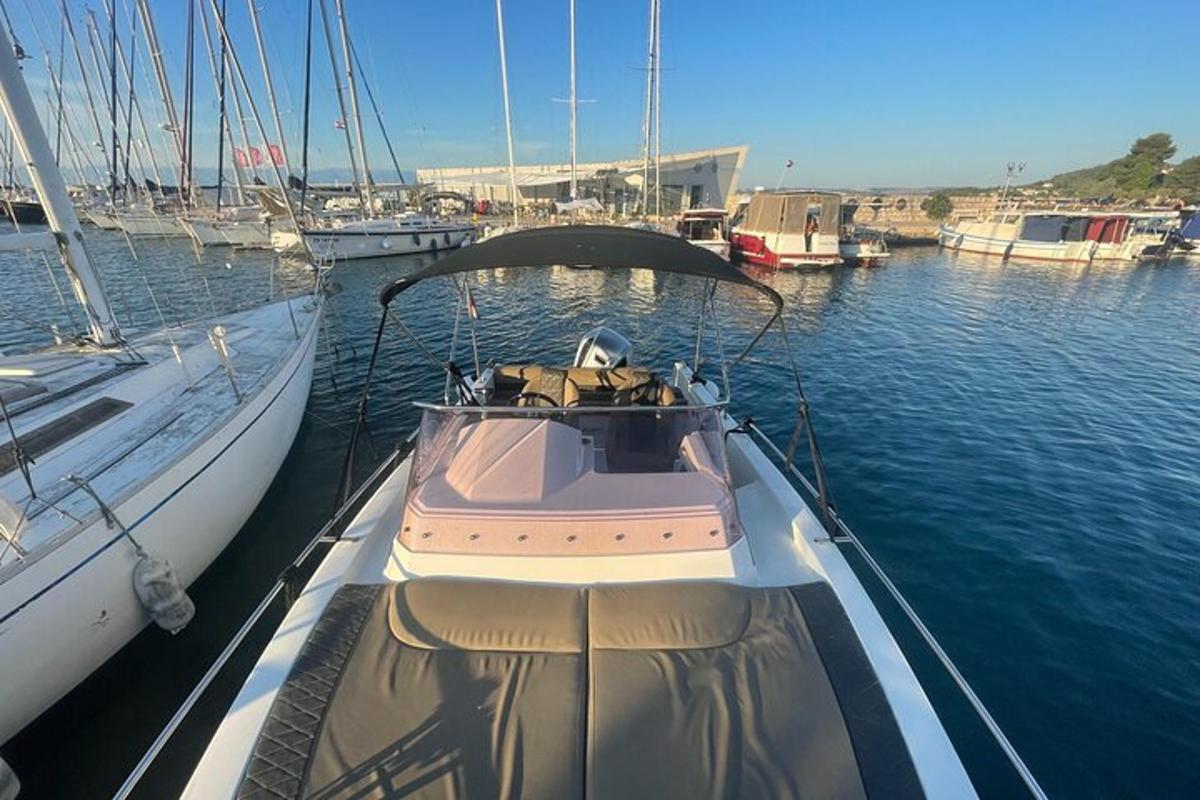 una barca è attraccata in un porto con altre barche