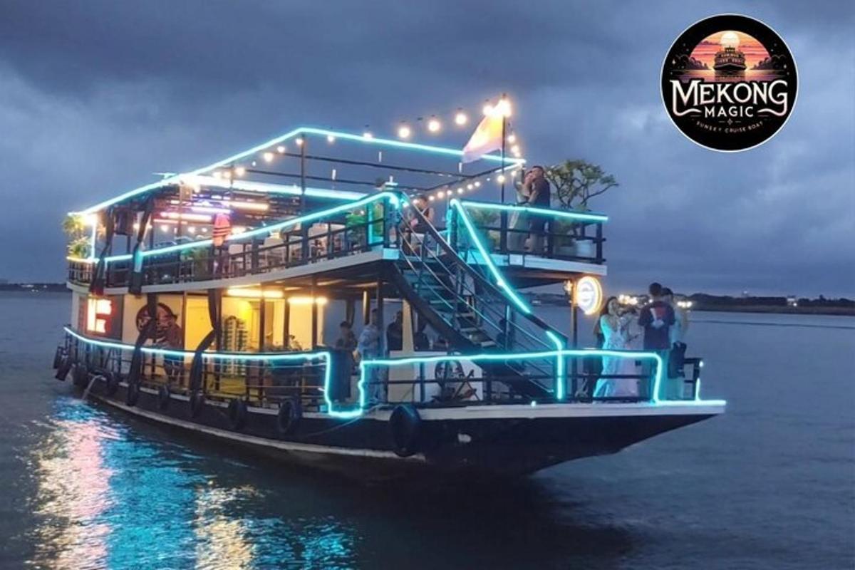 een boot in het water met verlichting erop