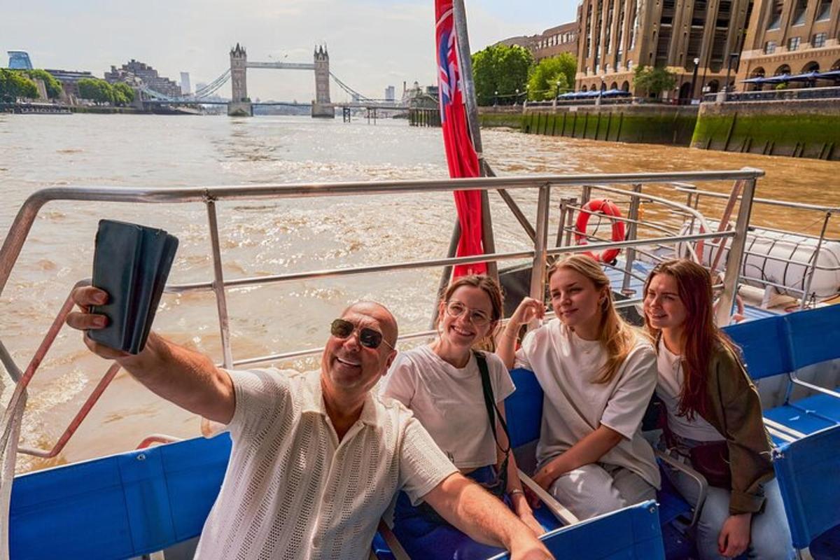 un gruppo di persone su una barca sul fiume