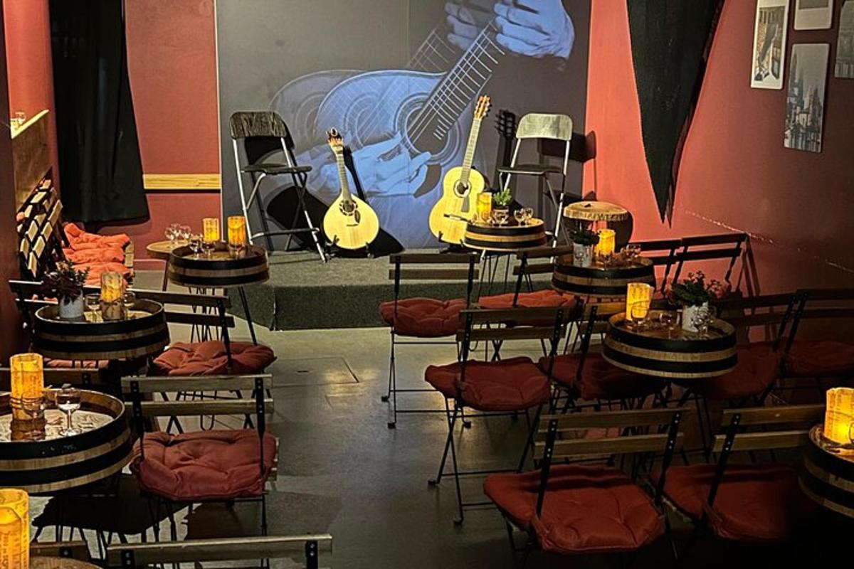uma sala com mesas e cadeiras com guitarras na parede