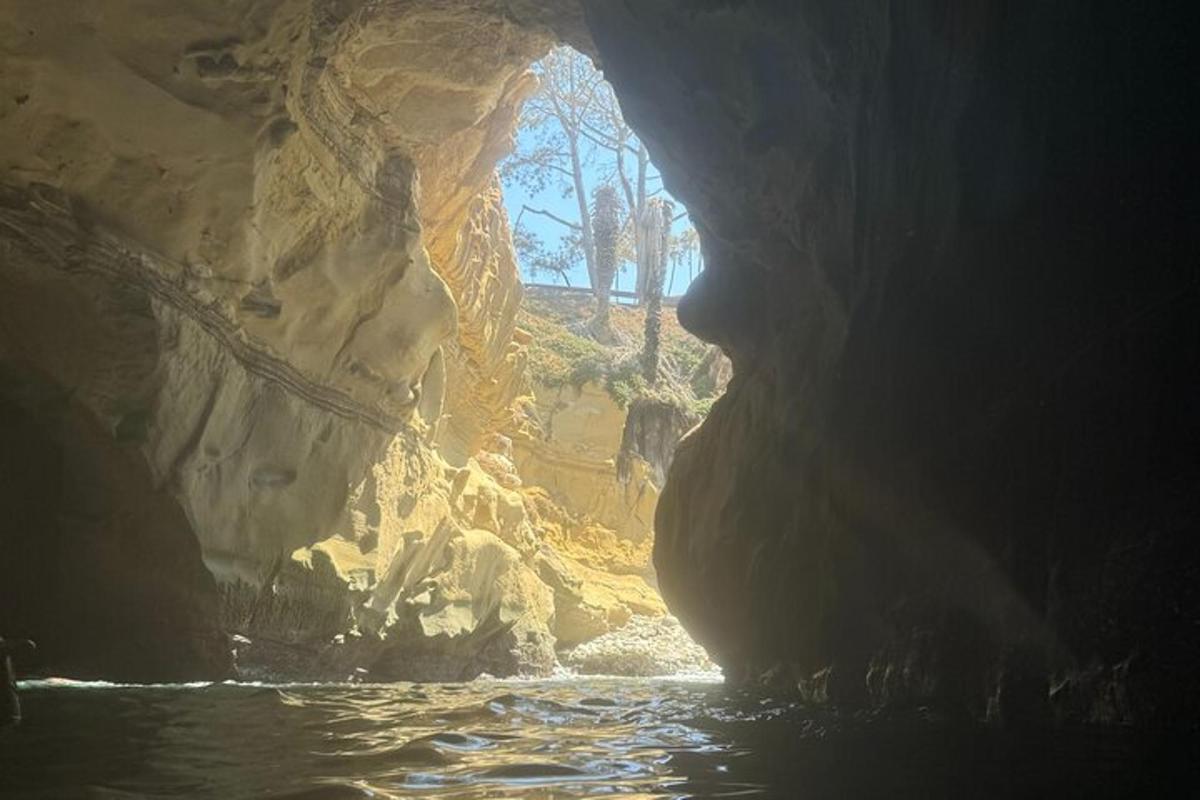 una grotta con acqua e rocce al suo interno