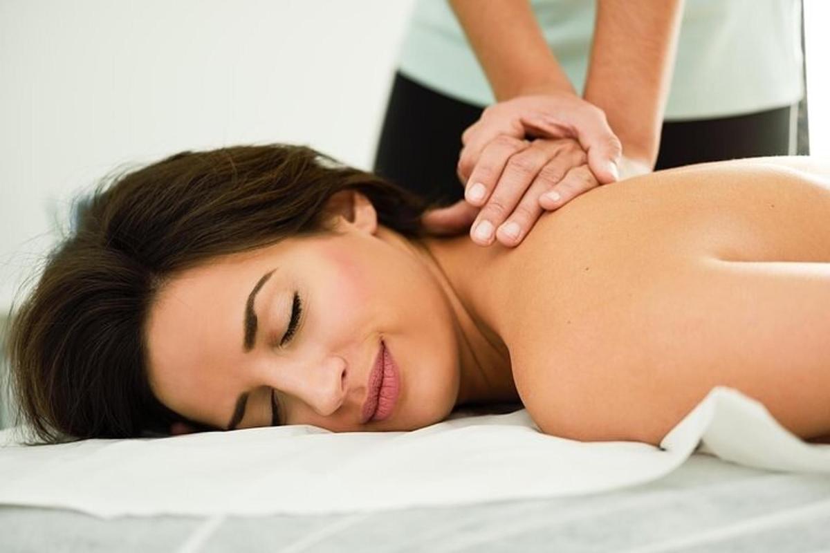 une femme recevant un massage du dos par un thérapeute