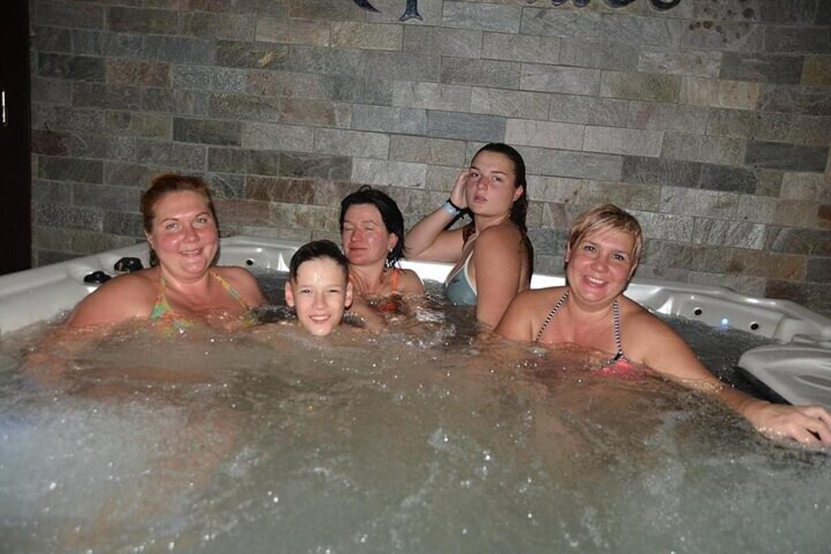 un groupe de personnes dans une baignoire