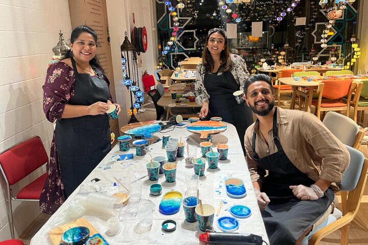 un grupo de personas de pie alrededor de una mesa