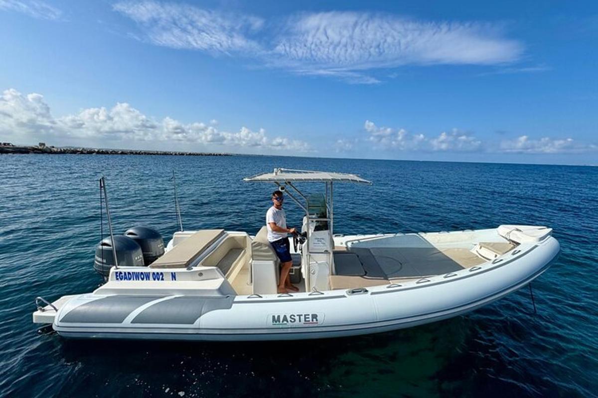 ein Mann, der auf einem Boot im Wasser steht