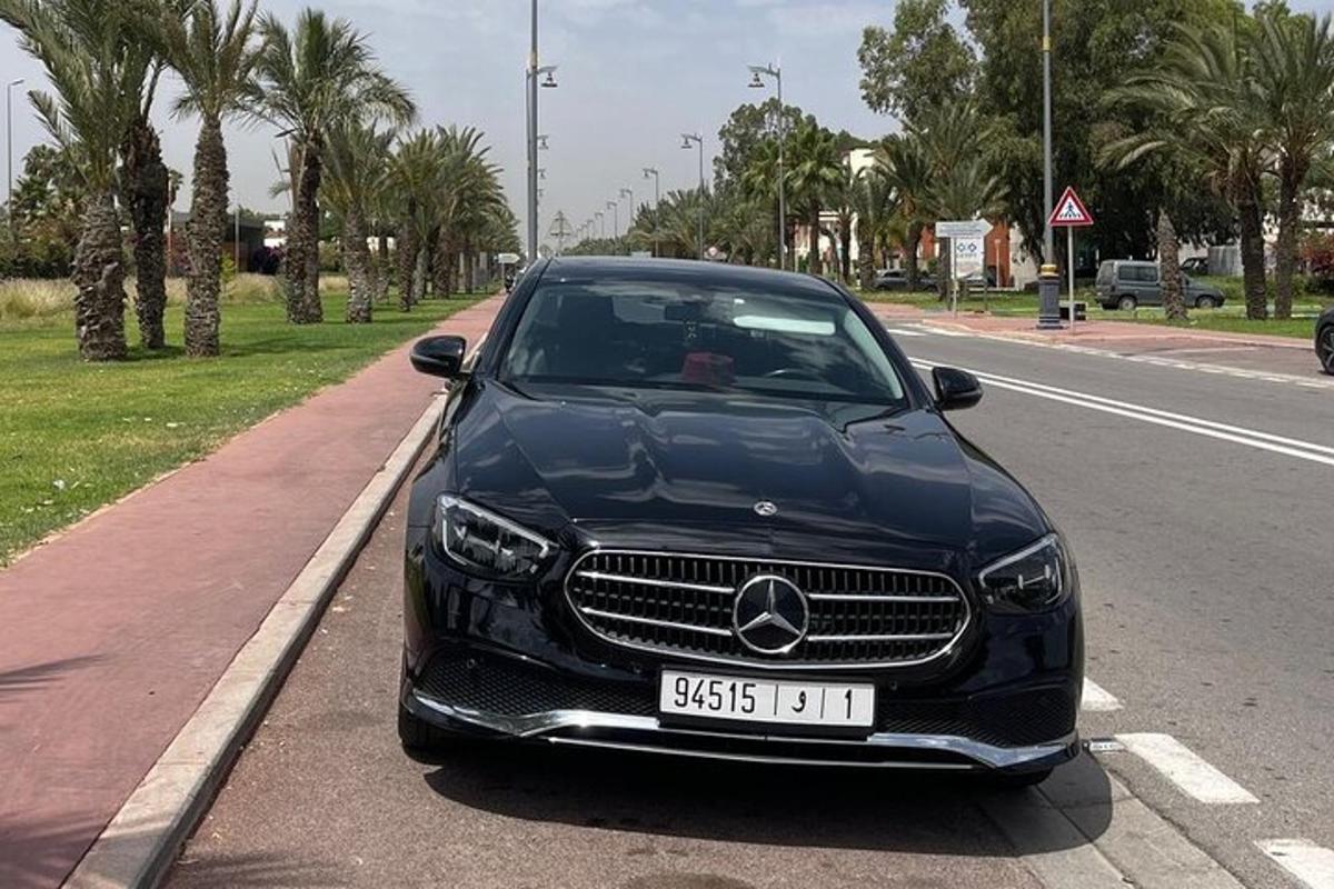un'auto nera parcheggiata sul ciglio di una strada