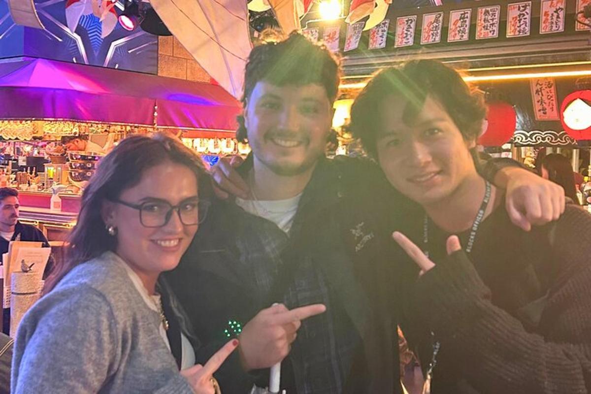 un gruppo di persone che posano per una foto in un bar