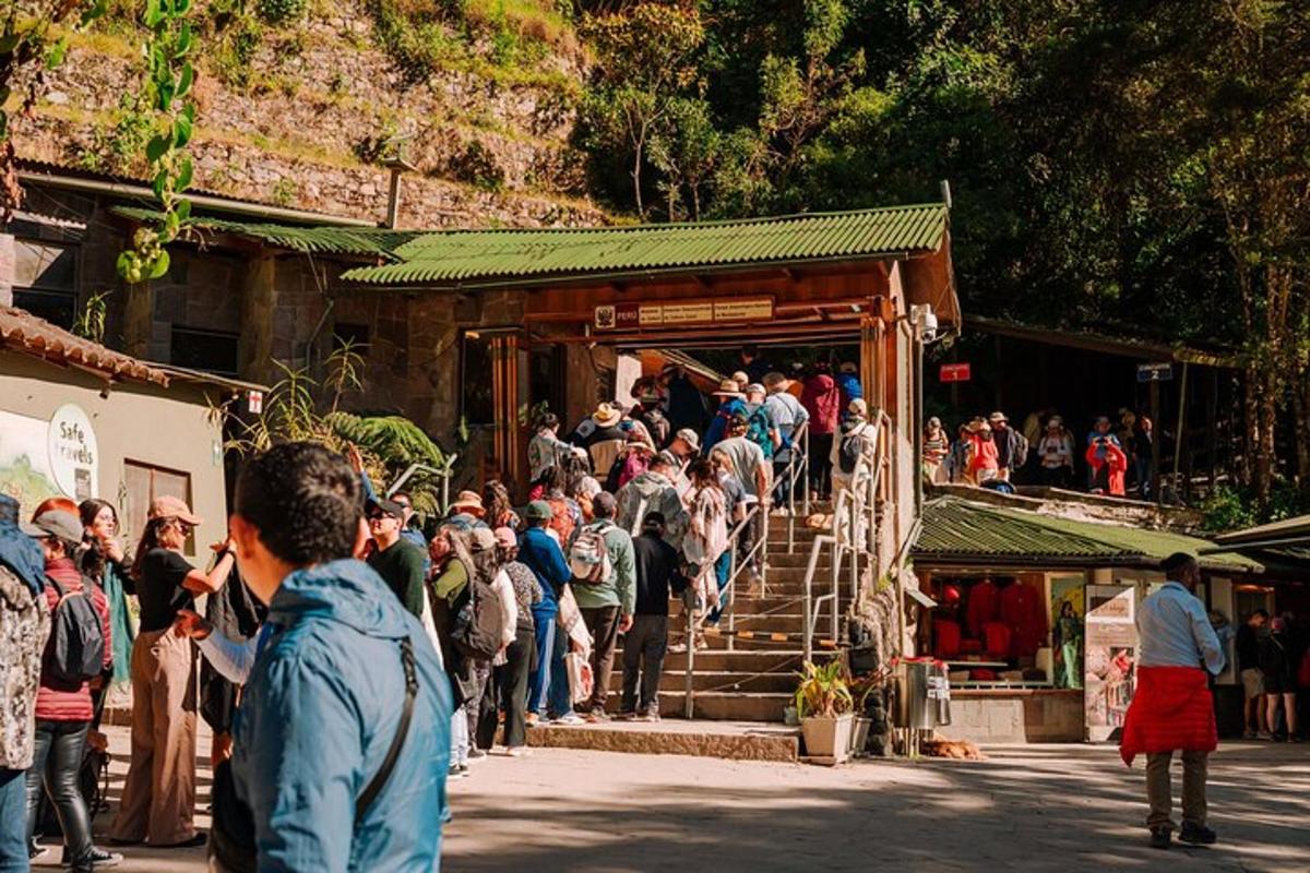 una multitud de persones pujant les escales d'un edifici