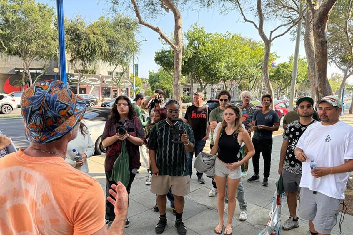 un gruppo di persone che camminano lungo un marciapiede