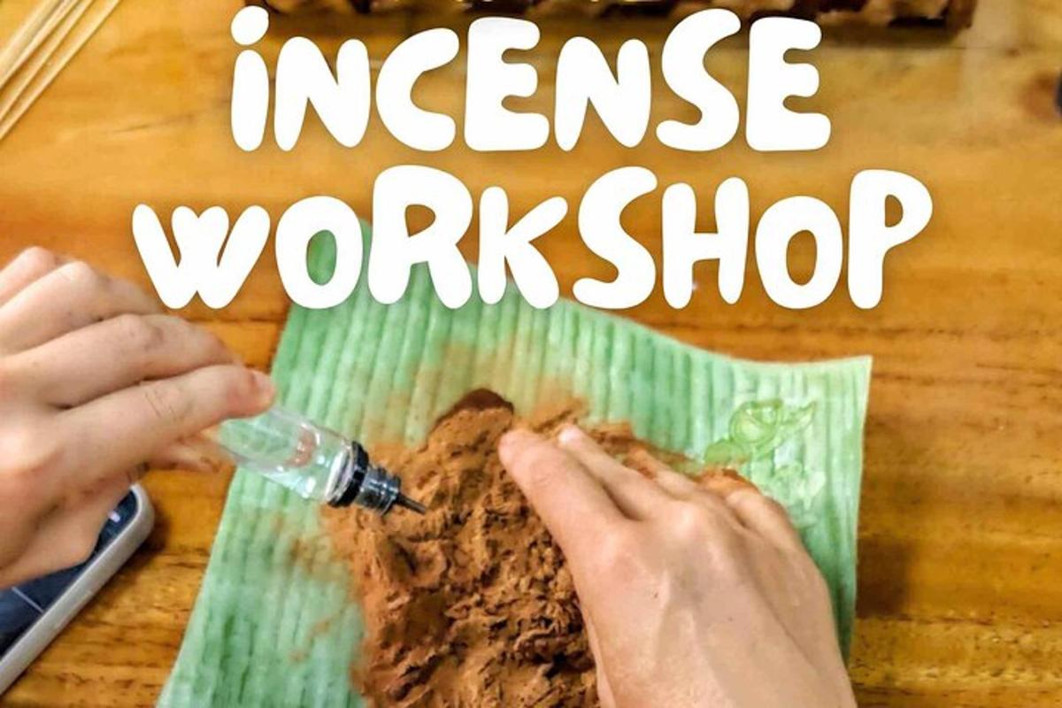 osoba držící láhev s vodou a píšící šílený workshop