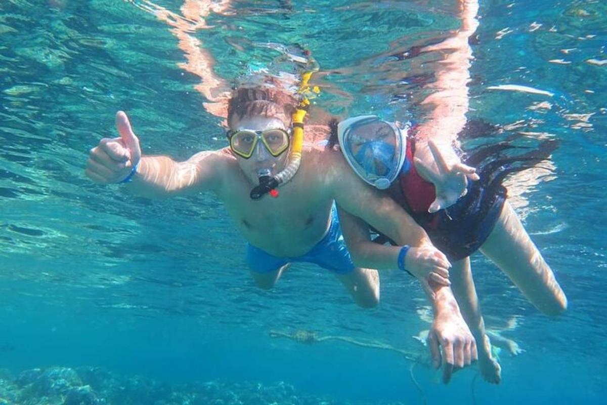 ein Mann im Wasser mit einem Taucher