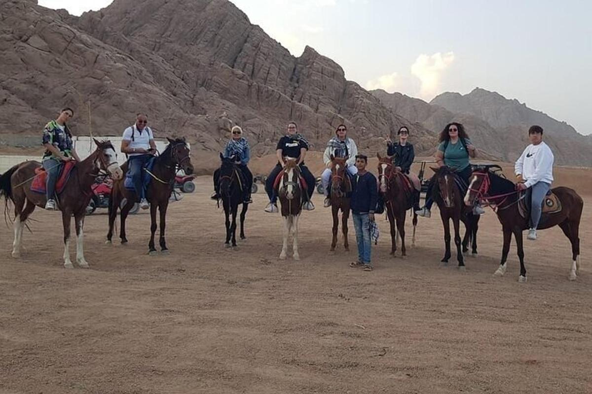 Un grupo de personas montando a caballo en el desierto.