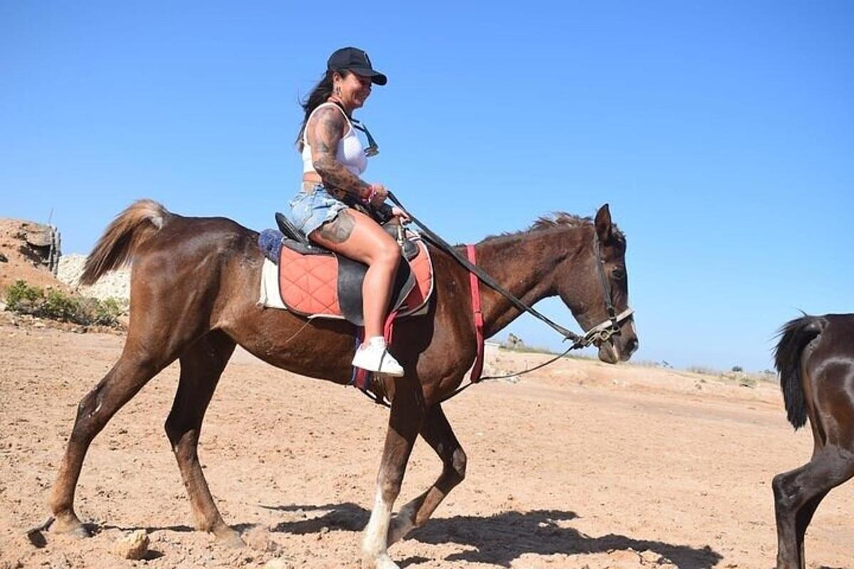 una donna a cavallo nel deserto