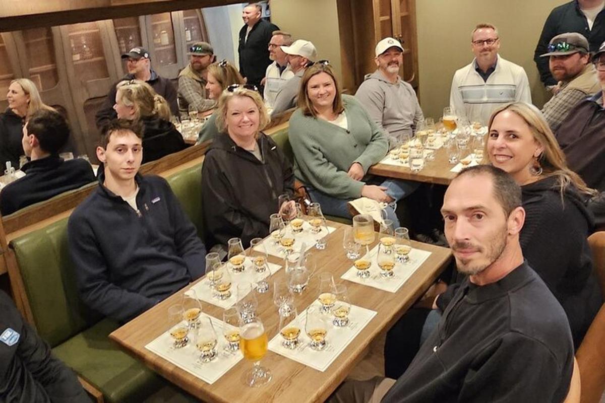 un gruppo di persone sedute ai tavoli di un ristorante