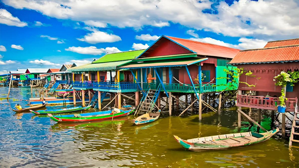 một dãy nhà trên mặt nước có thuyền