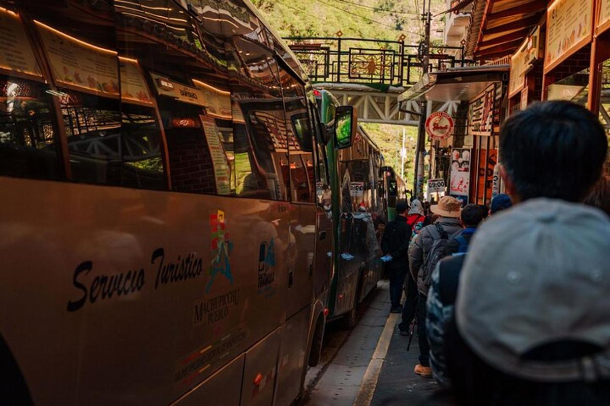 skupina ľudí čakajúcich na nástup do autobusu