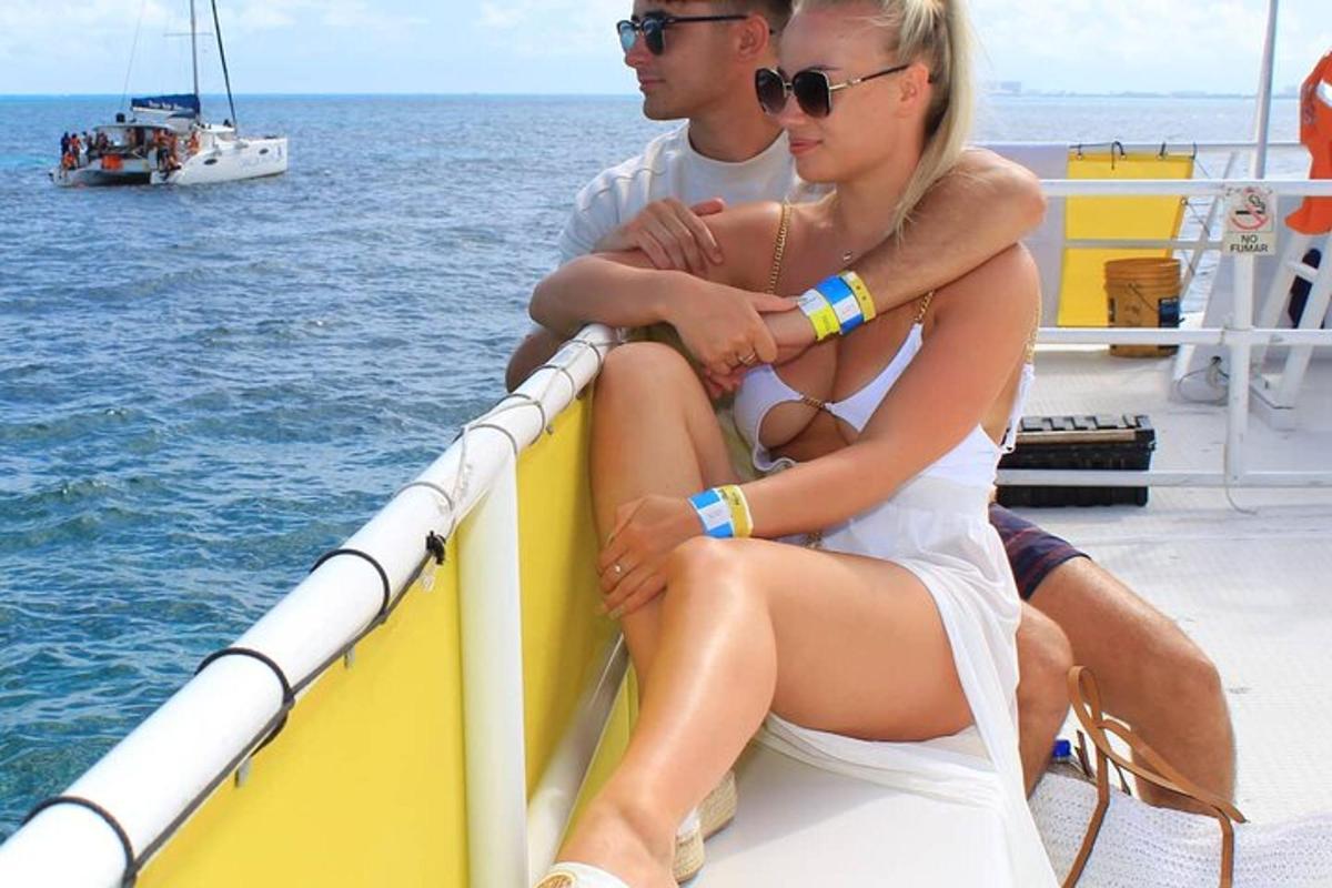 un hombre y una mujer sentados en un barco
