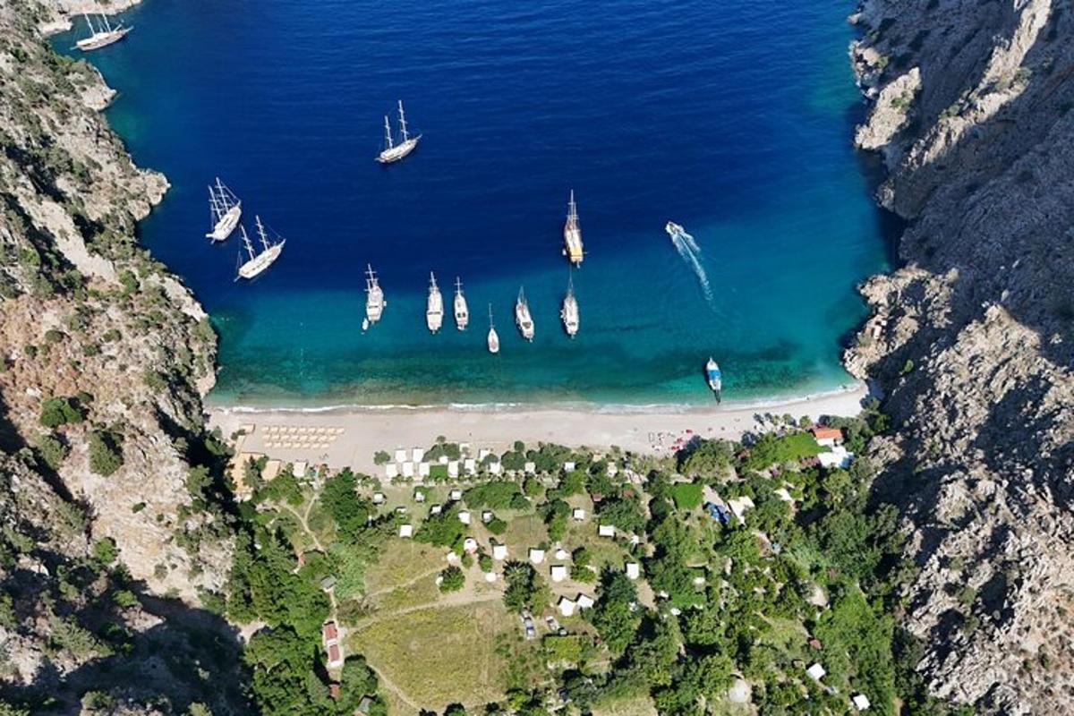 vista aèria d'una platja amb vaixells a l'aigua