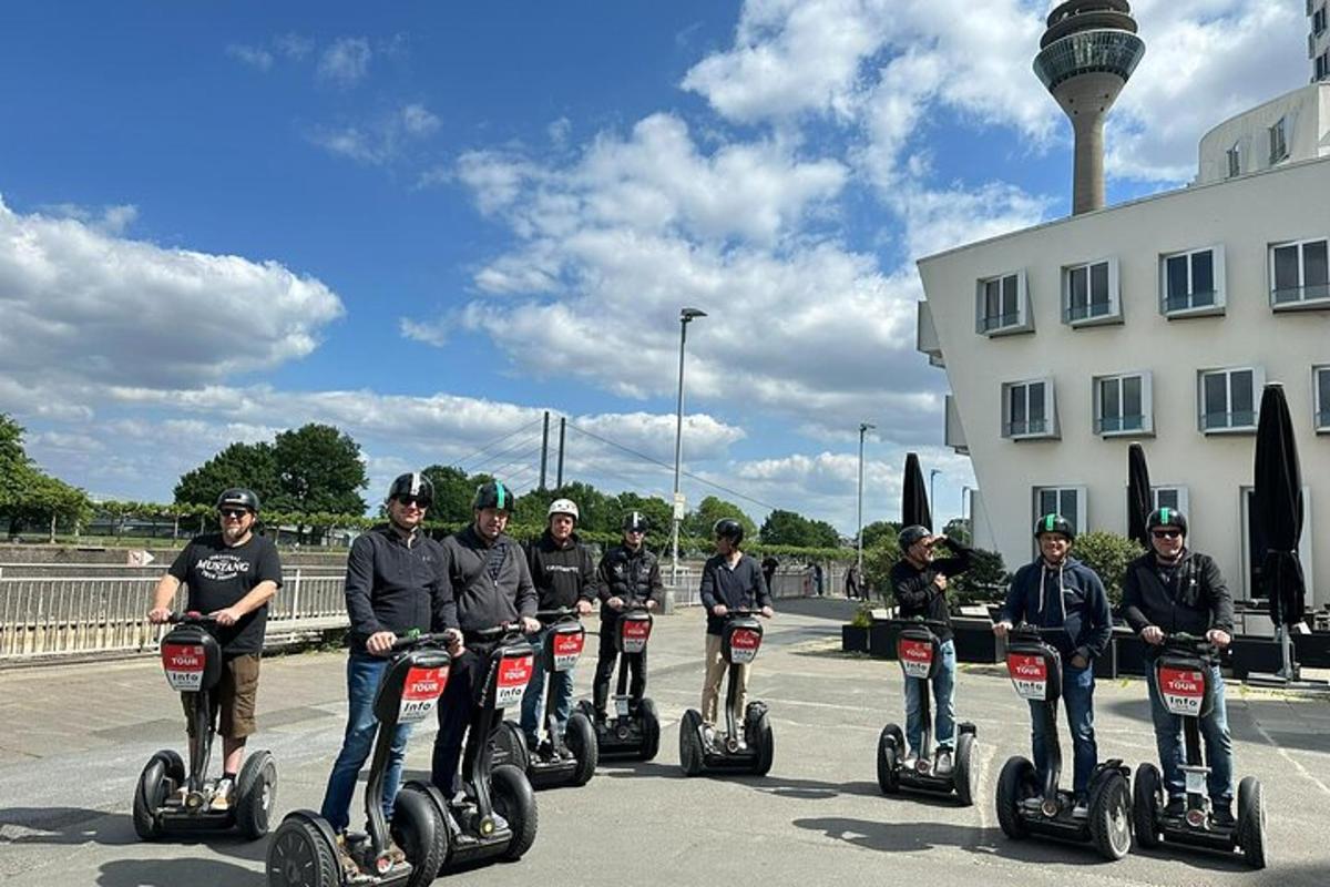 μια ομάδα ανθρώπων που κάνουν ποδήλατο με segway σε ένα πάρκινγκ