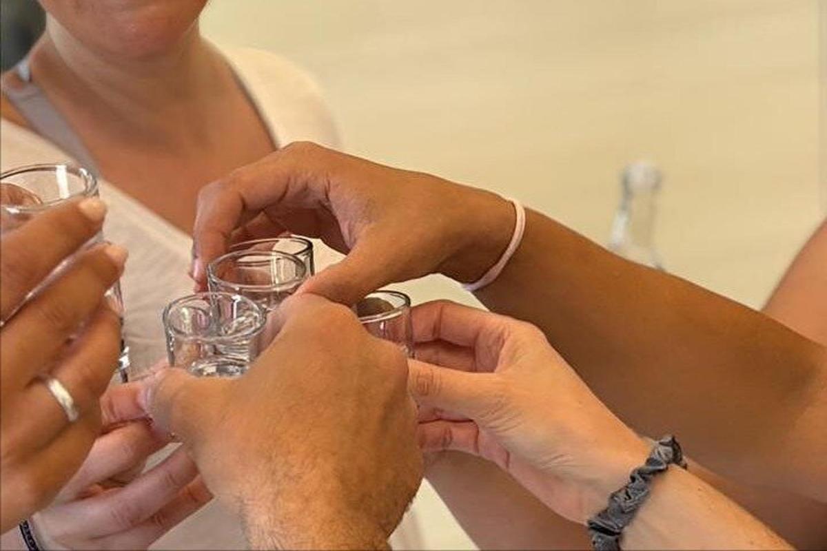 skupina lidí držících sklenice vína