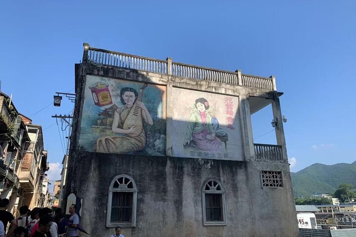 側面に絵が描かれた建物
