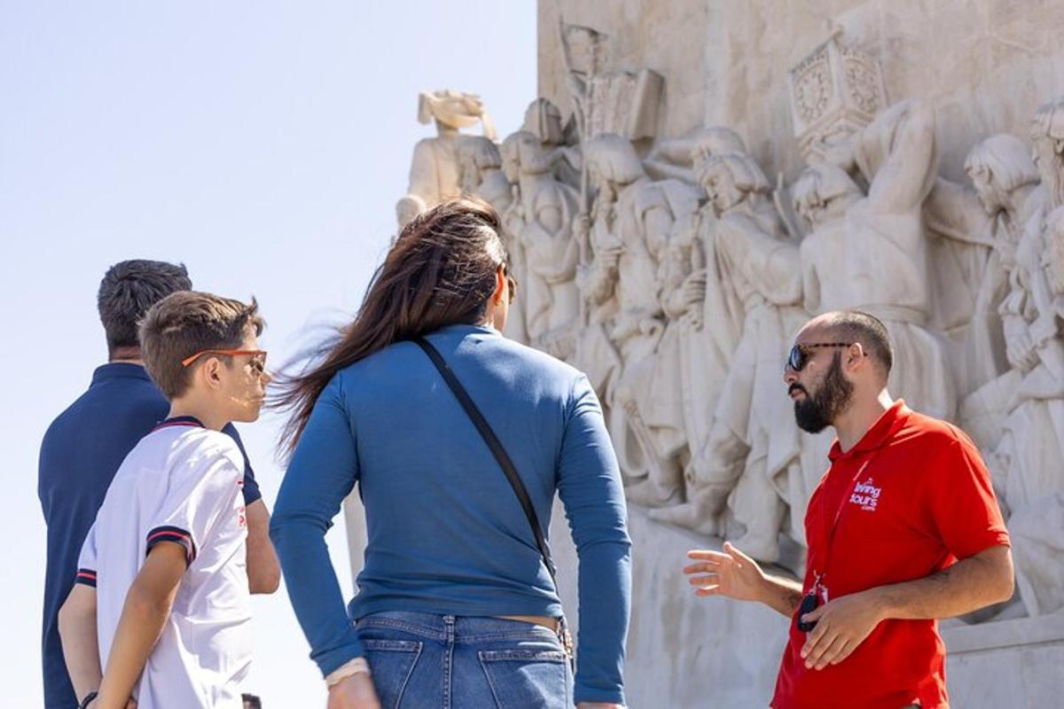 eine Gruppe von Menschen steht vor einer Statue