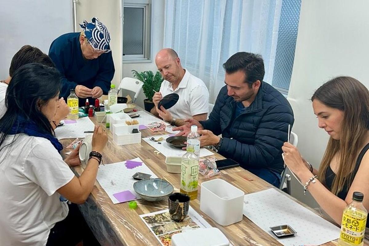 en gruppe mennesker, der sidder omkring et bord