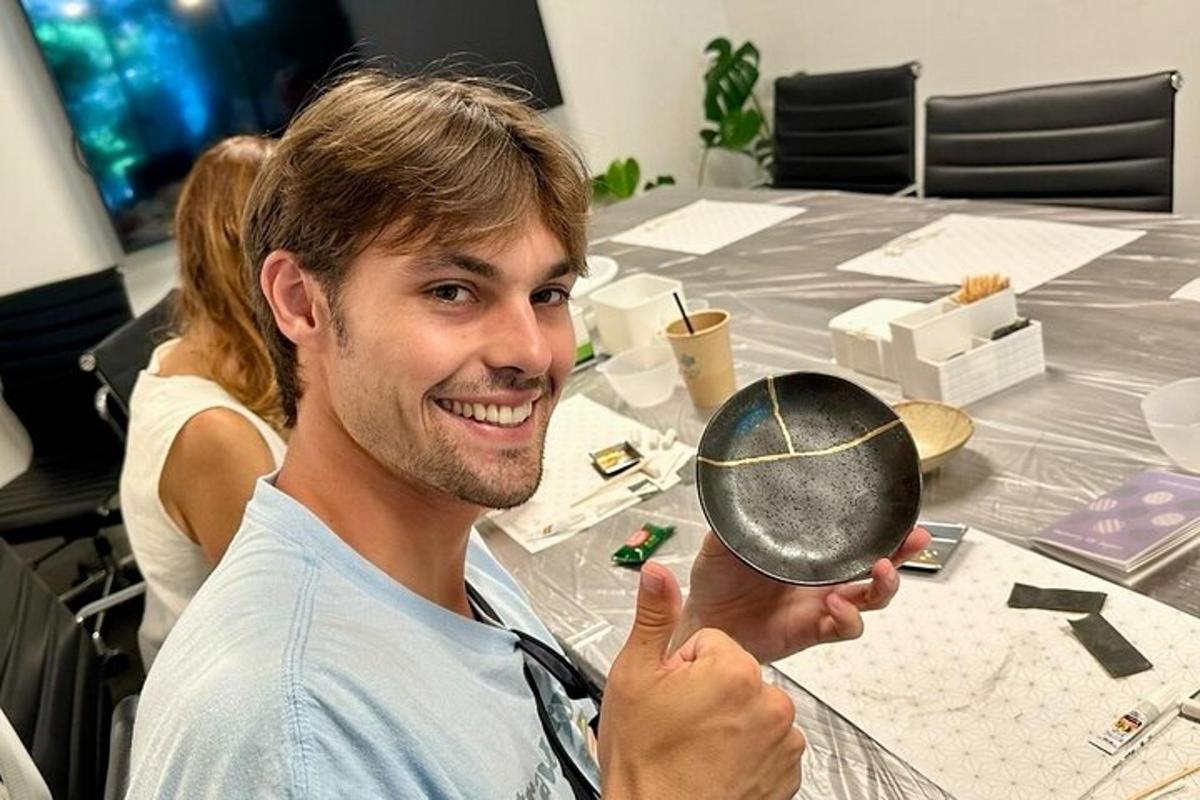 muž drží zrcadlo u stolu