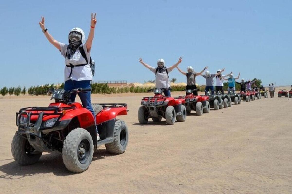 sekumpulan orang di atv di padang pasir