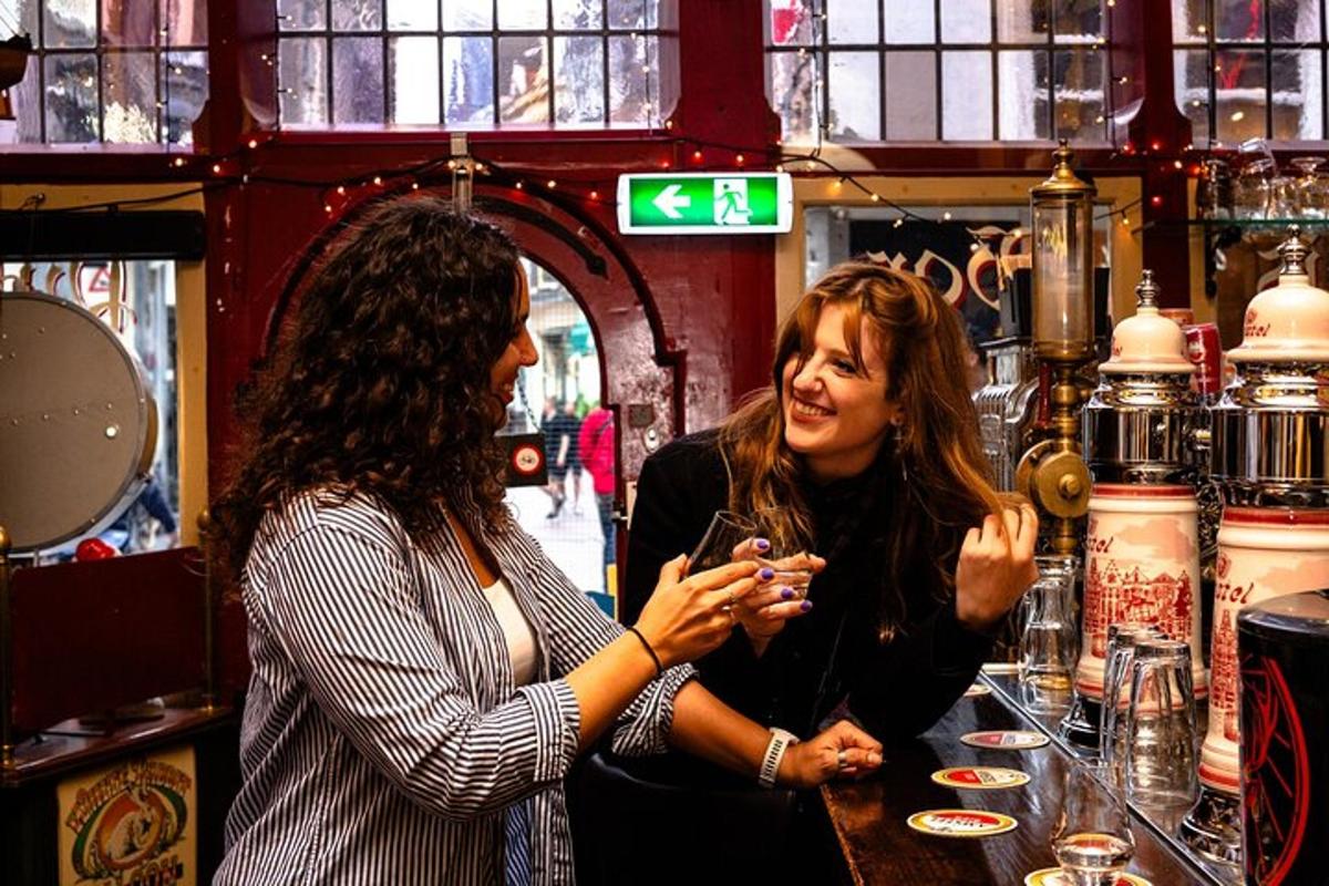 Dos mujeres están de pie en un bar hablando