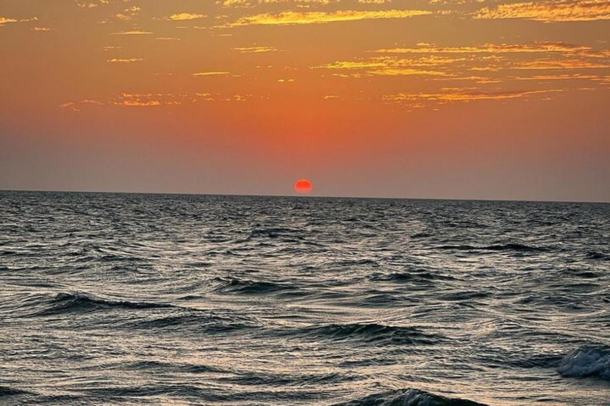 západ slunce nad oceánem se sluncem na obzoru