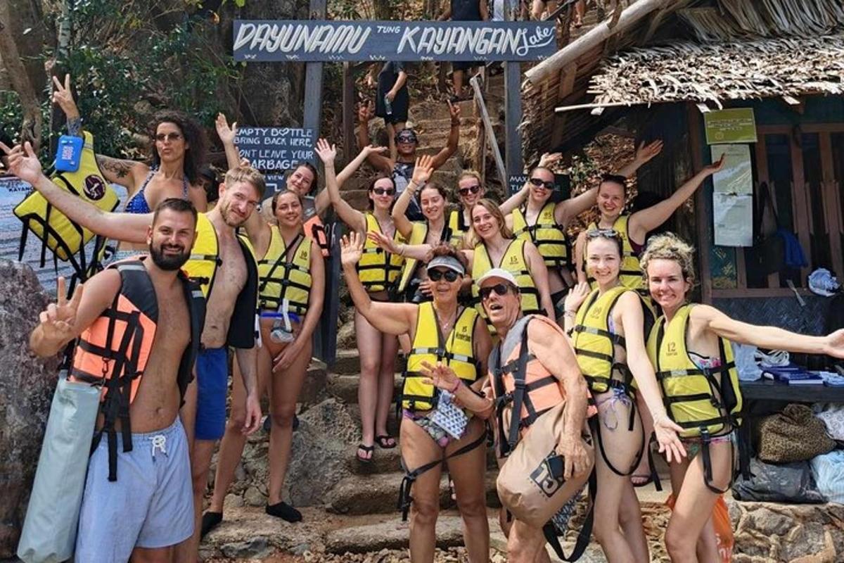 μια ομάδα ανθρώπων με σωσίβια που ποζάρουν για μια φωτογραφία
