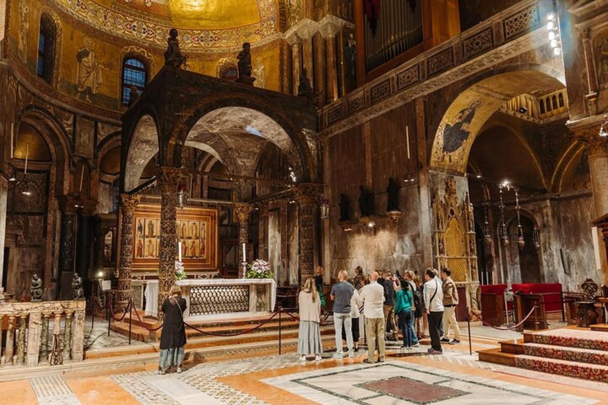 un gruppo di persone in piedi all'interno di una chiesa