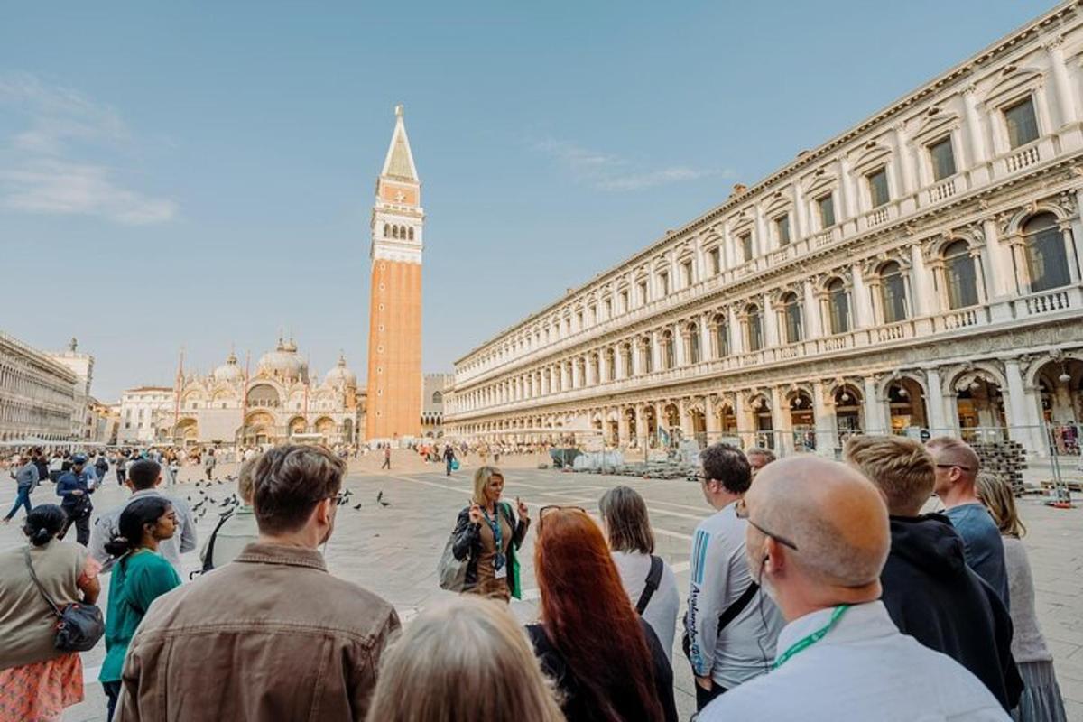 un gruppo di persone in piedi davanti a un edificio