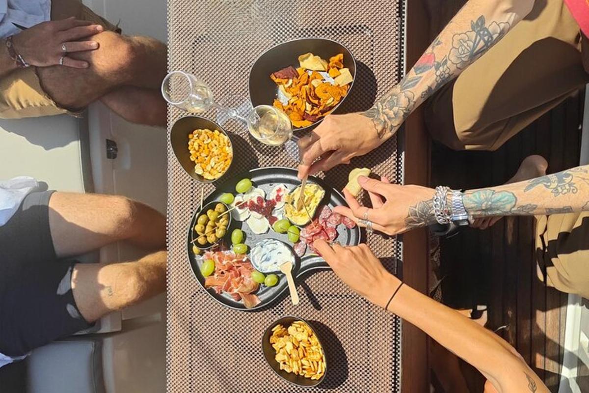 en gruppe mennesker som står rundt et bord med mat