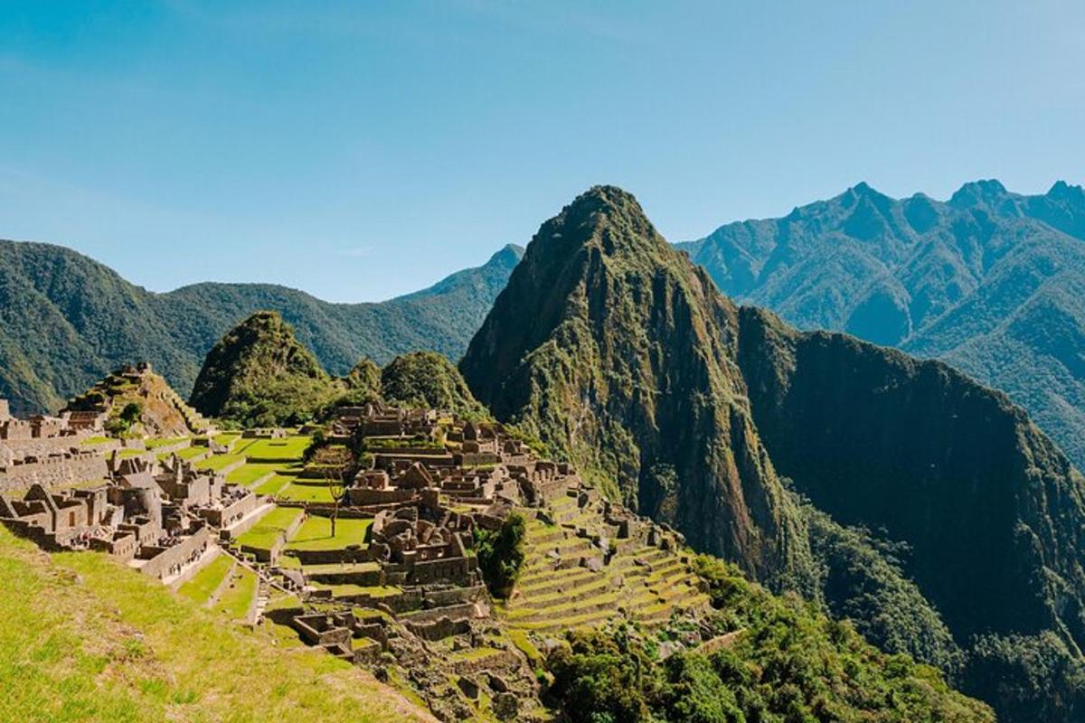 una vista del Machu Picchu sulle montagne