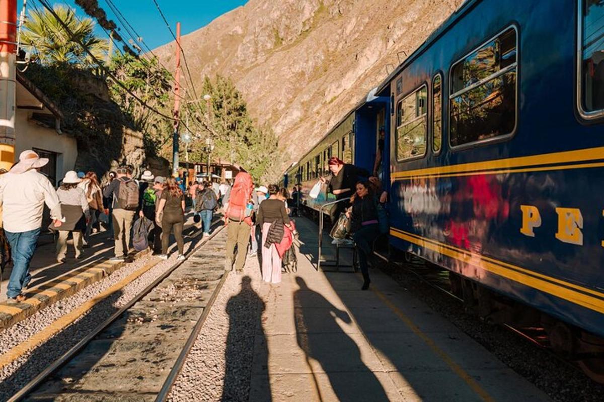 un gruppo di persone che salgono su un treno in una stazione ferroviaria