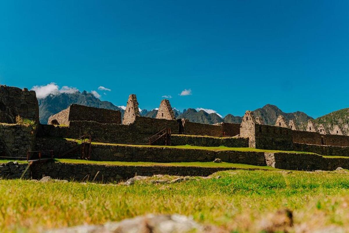 un antico edificio con gradini di fronte a una montagna