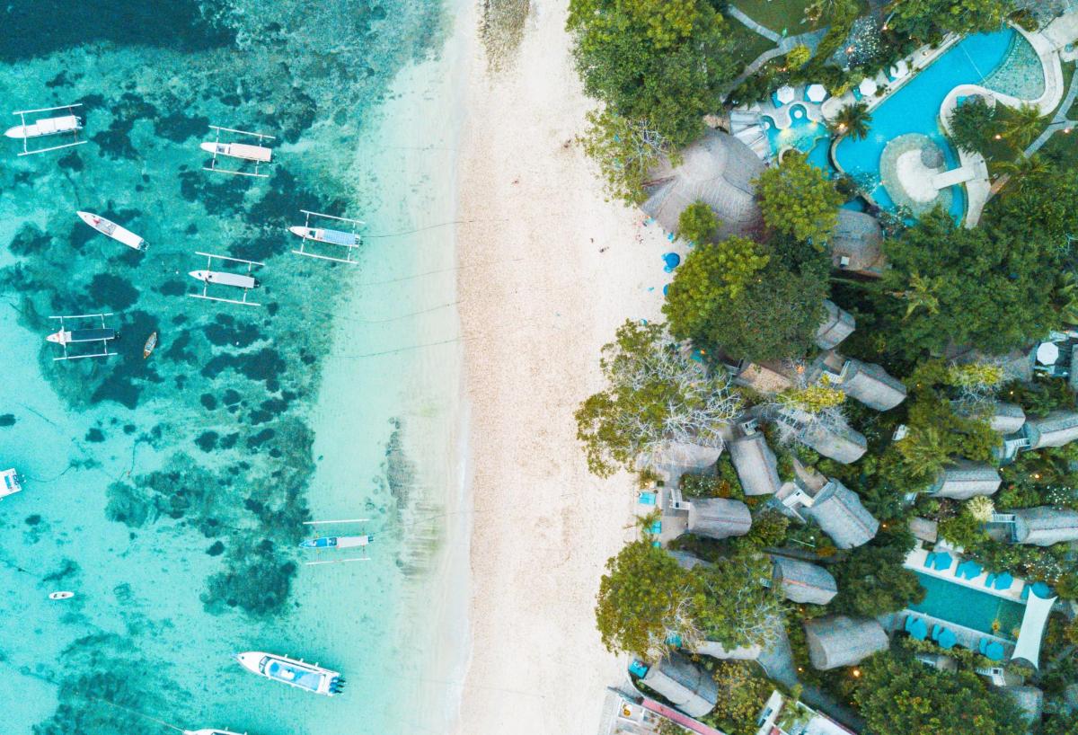 Una vista aérea de una playa con casas y barcos.