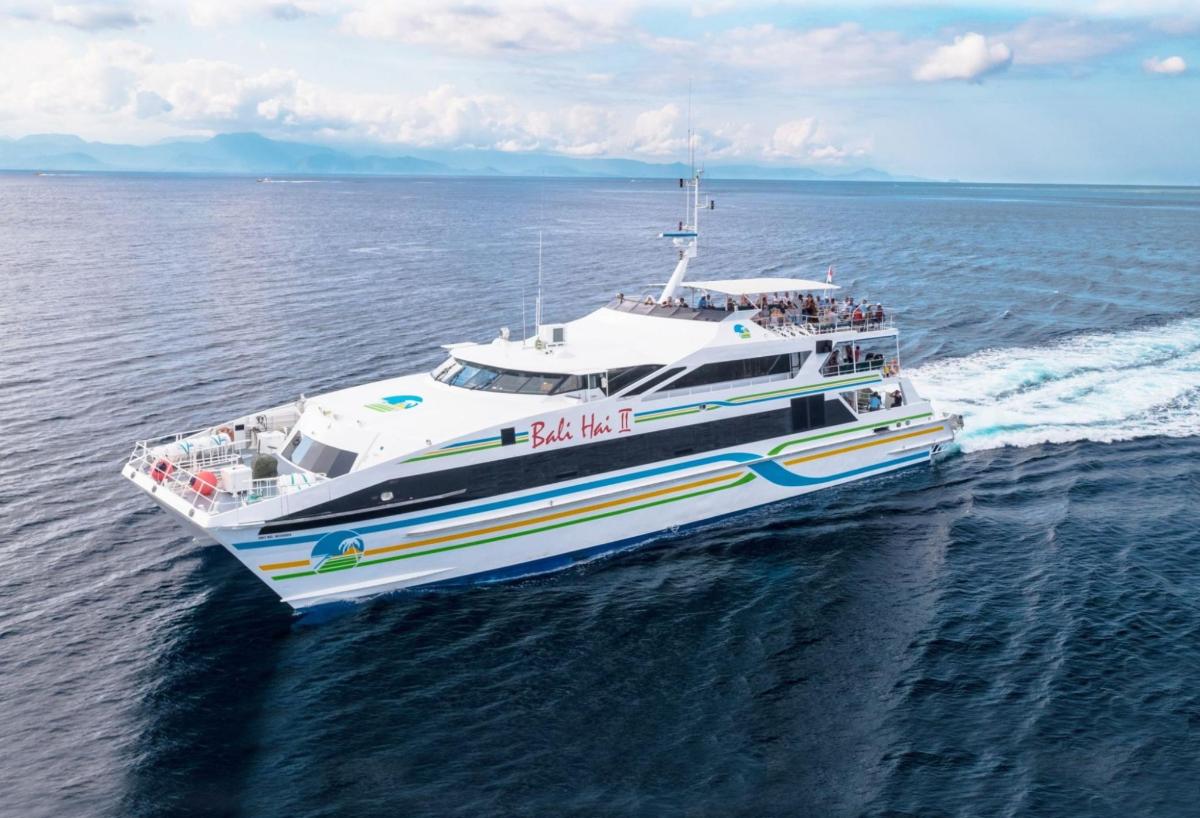 un gran barco blanco en el agua